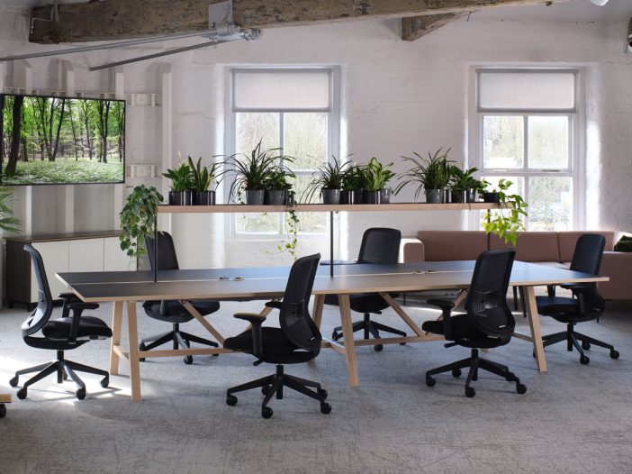 Orangebox_Do_Better_Task_Chair_Collaboration_Table_Set-up-702x526.jpg